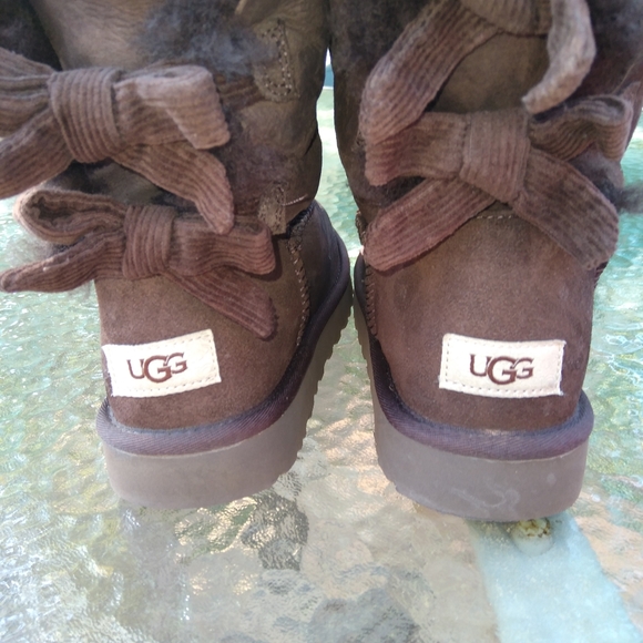 UGG above ankle boots. - Picture 6 of 11